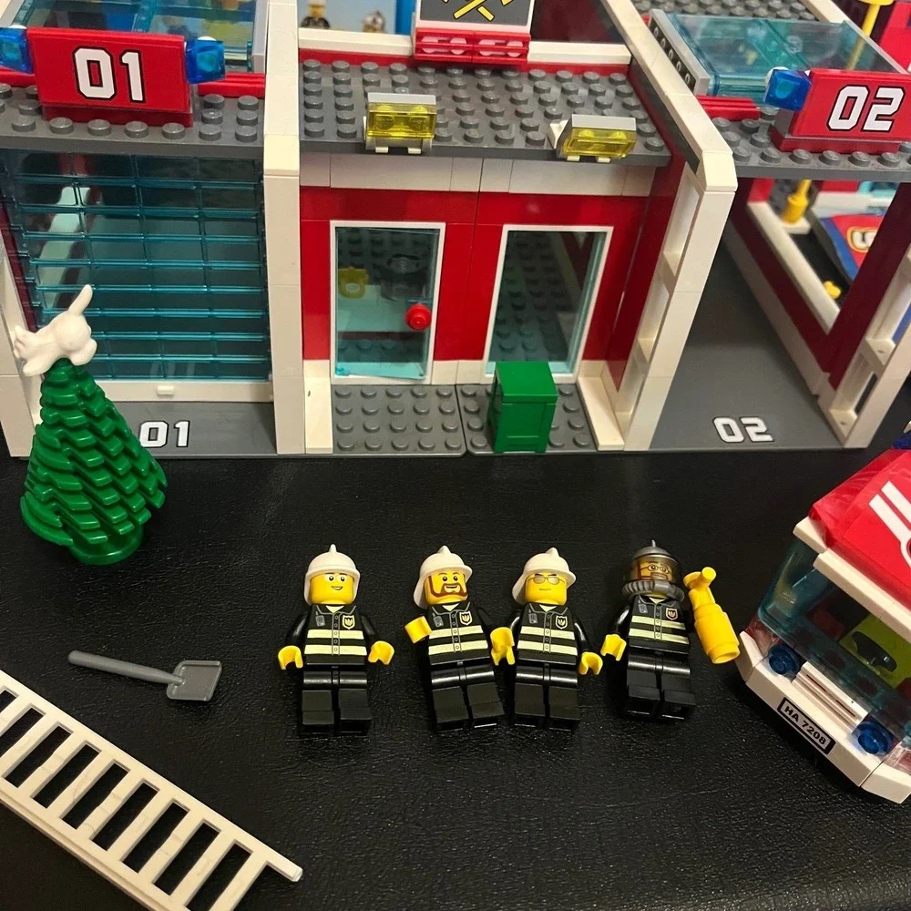 LEGO City Set: 7208 Fire Station House Truck Manuals Minifigures Box  Complete